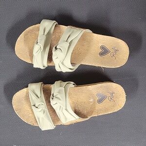 Size 8 light green Reef sandal